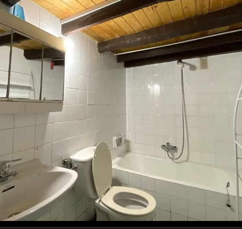 Baño fotografiado con mala perspectiva y preparación