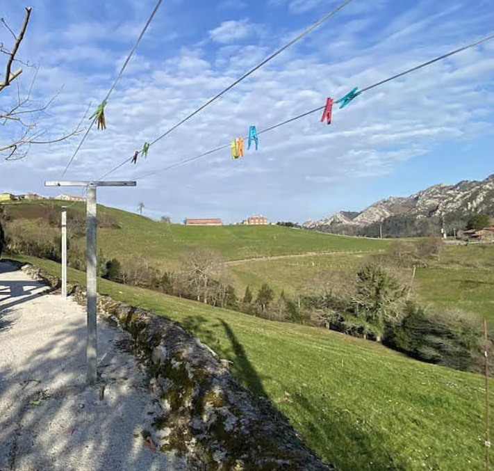 Paisaje rural oculto tras una cuerda de tender