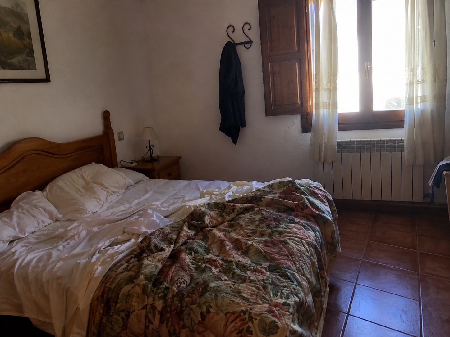 Habitación rural sencilla mal presentada, imagen ficticia generada con IA