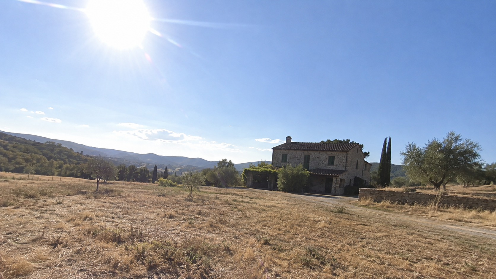 La misma casa rural presentada con una fotografía lejana y una web genérica